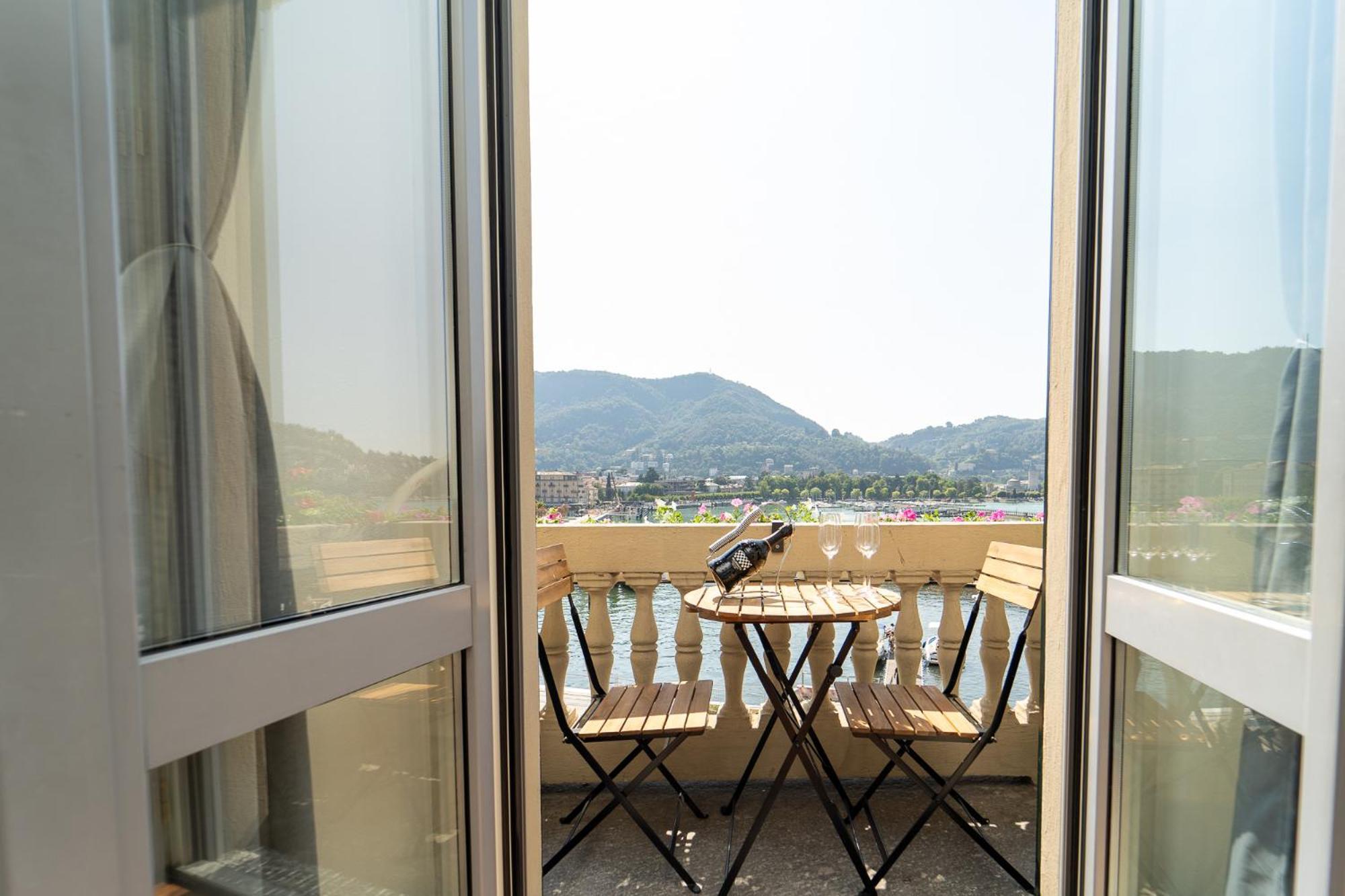 Appartamento Esclusivo Fronte Lago, In Centro A Como Con Garage エクステリア 写真