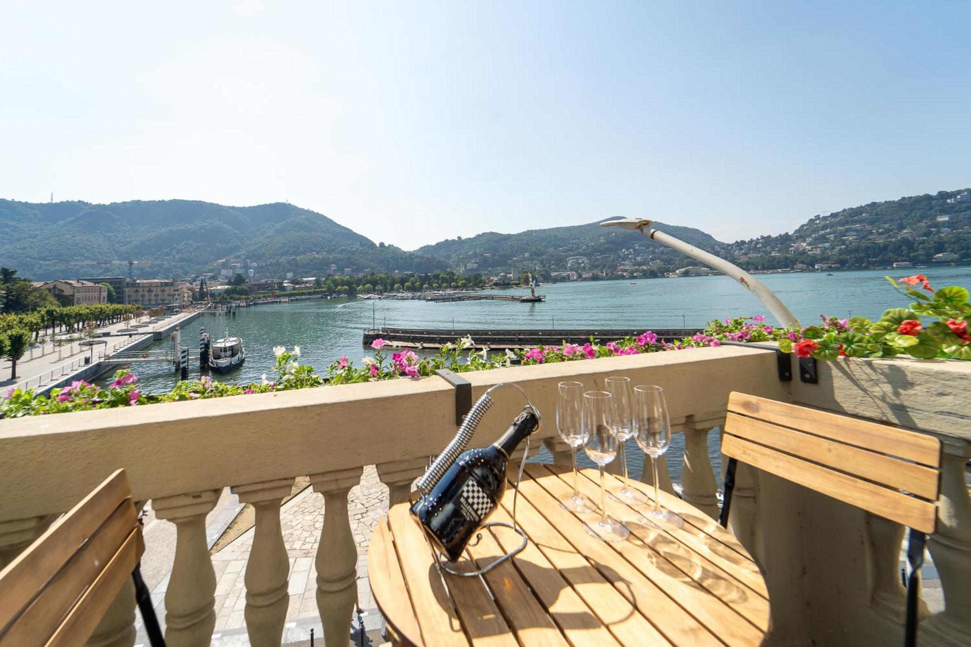 Appartamento Esclusivo Fronte Lago, In Centro A Como Con Garage エクステリア 写真
