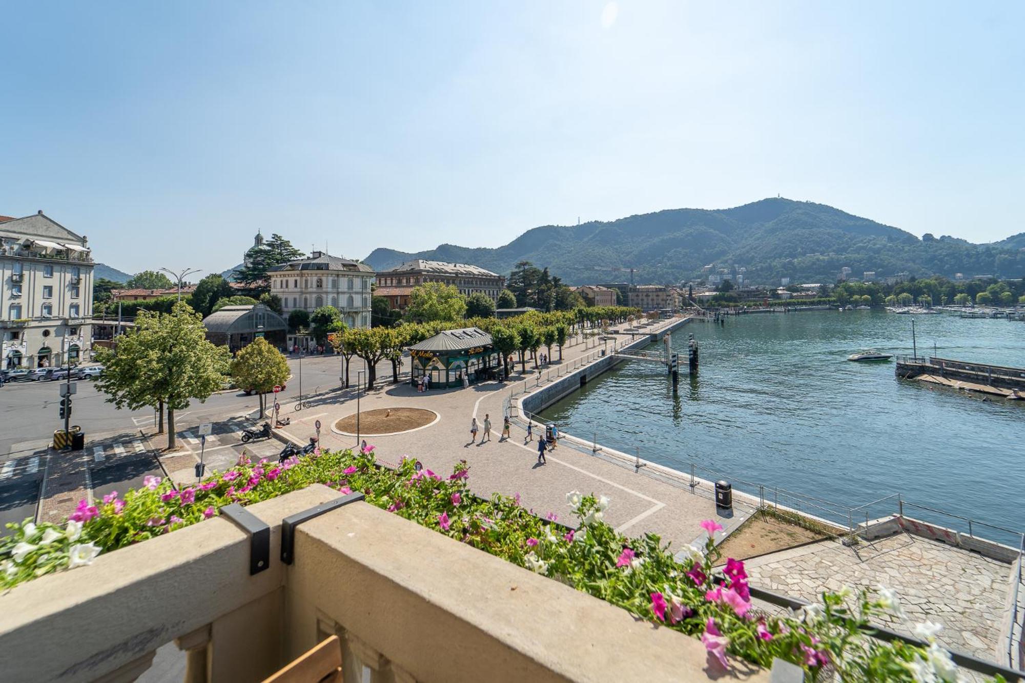 Appartamento Esclusivo Fronte Lago, In Centro A Como Con Garage エクステリア 写真