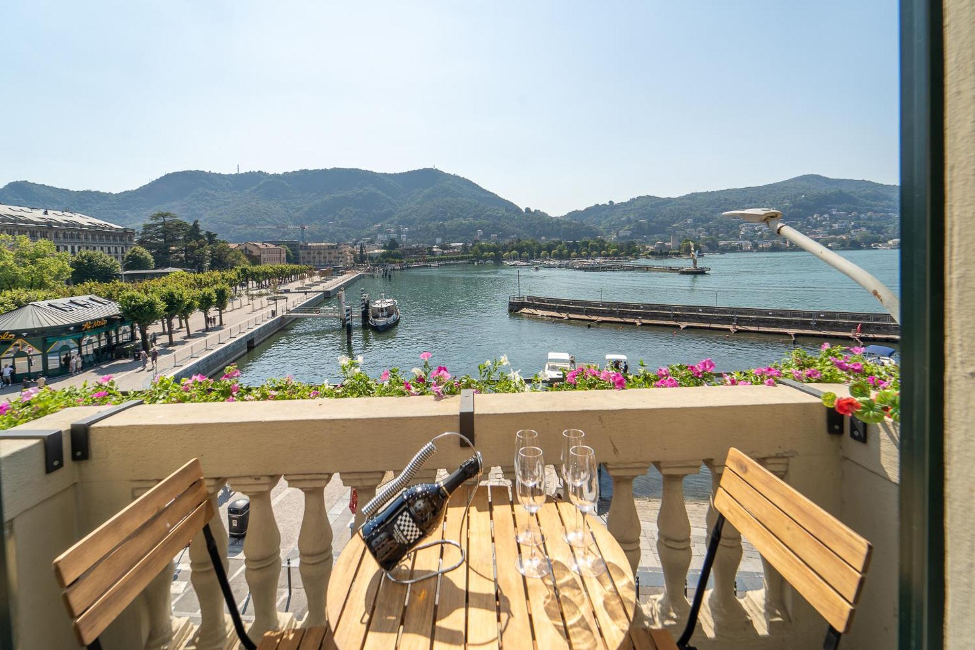 Appartamento Esclusivo Fronte Lago, In Centro A Como Con Garage エクステリア 写真