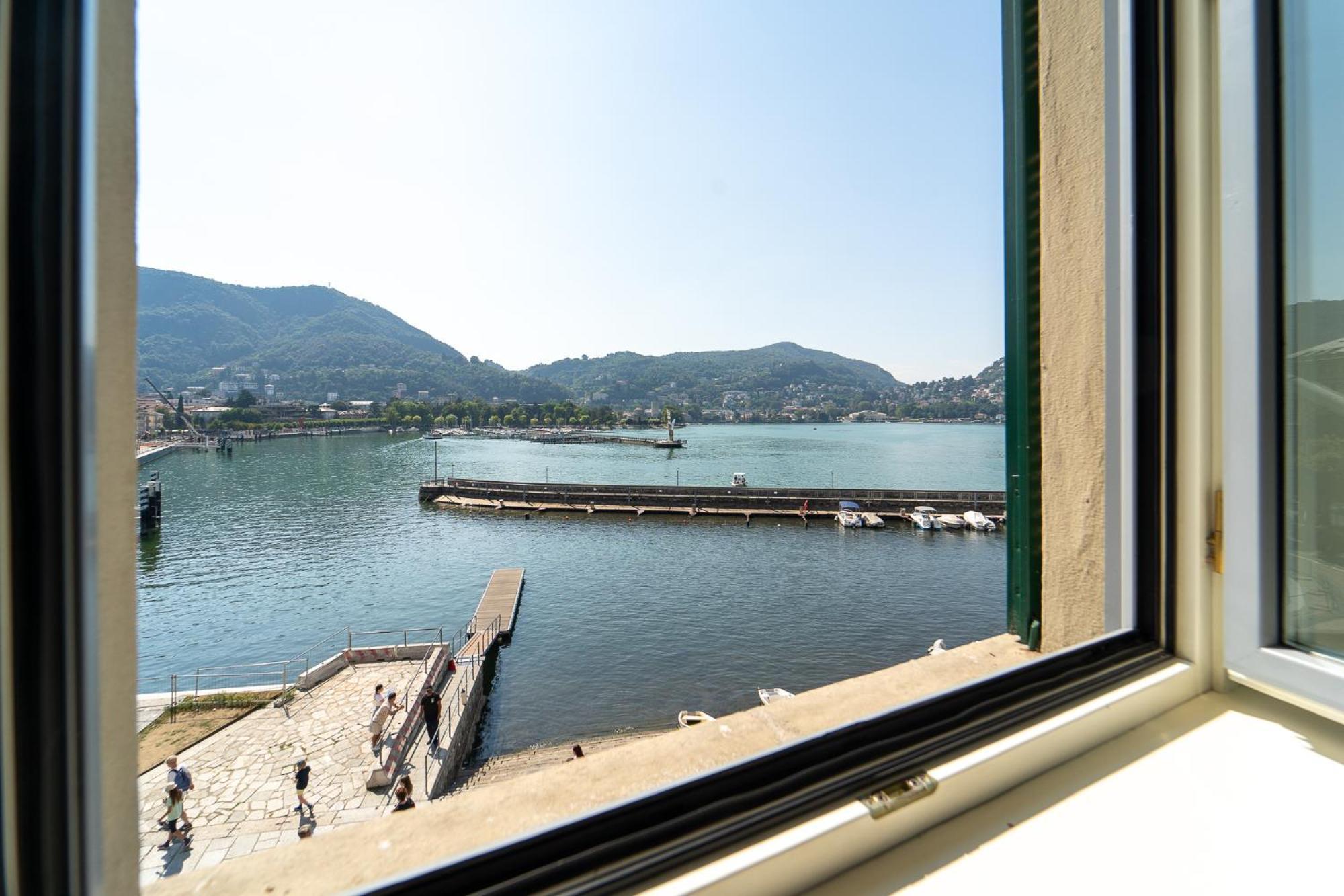 Appartamento Esclusivo Fronte Lago, In Centro A Como Con Garage エクステリア 写真