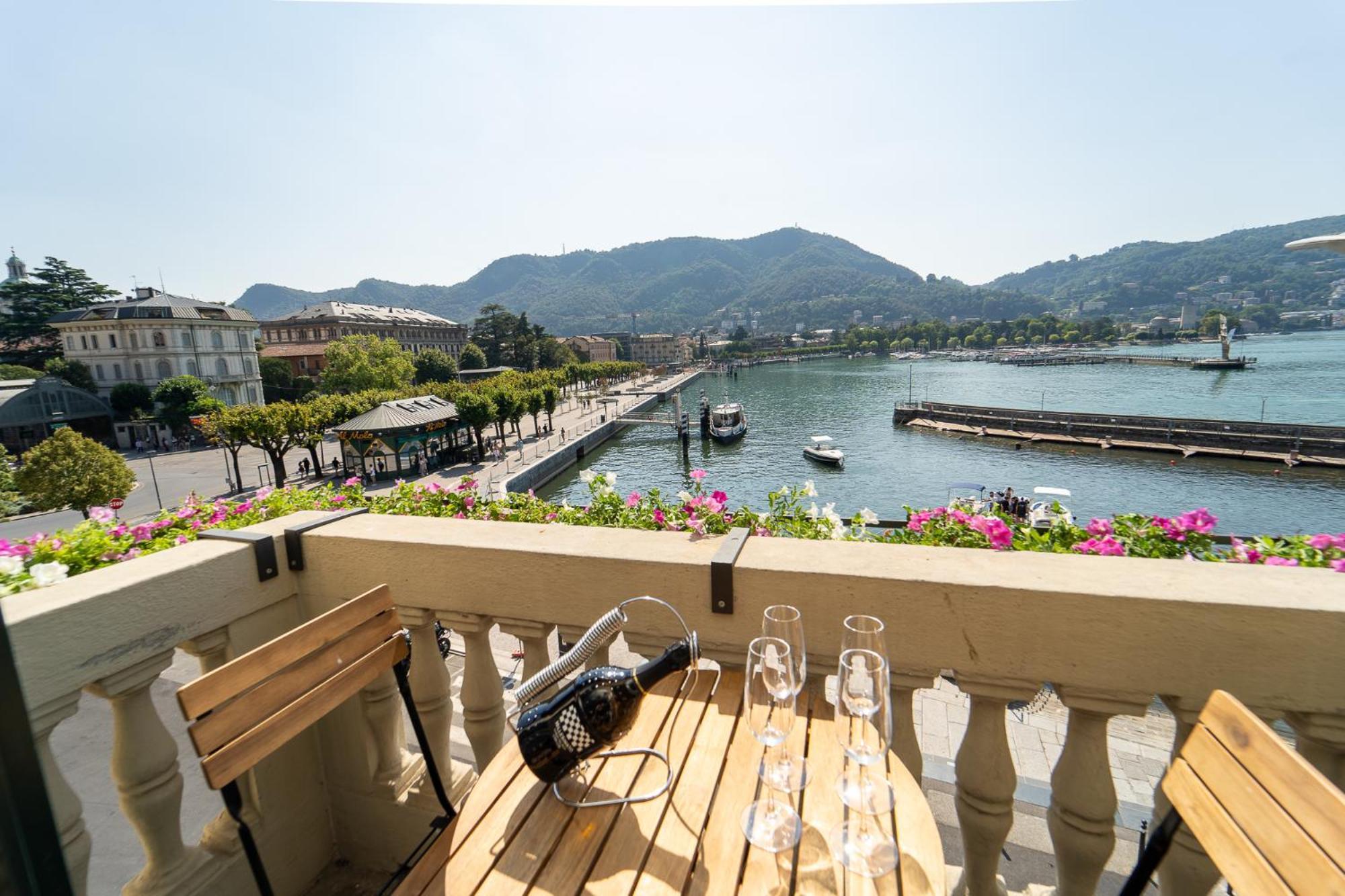 Appartamento Esclusivo Fronte Lago, In Centro A Como Con Garage エクステリア 写真