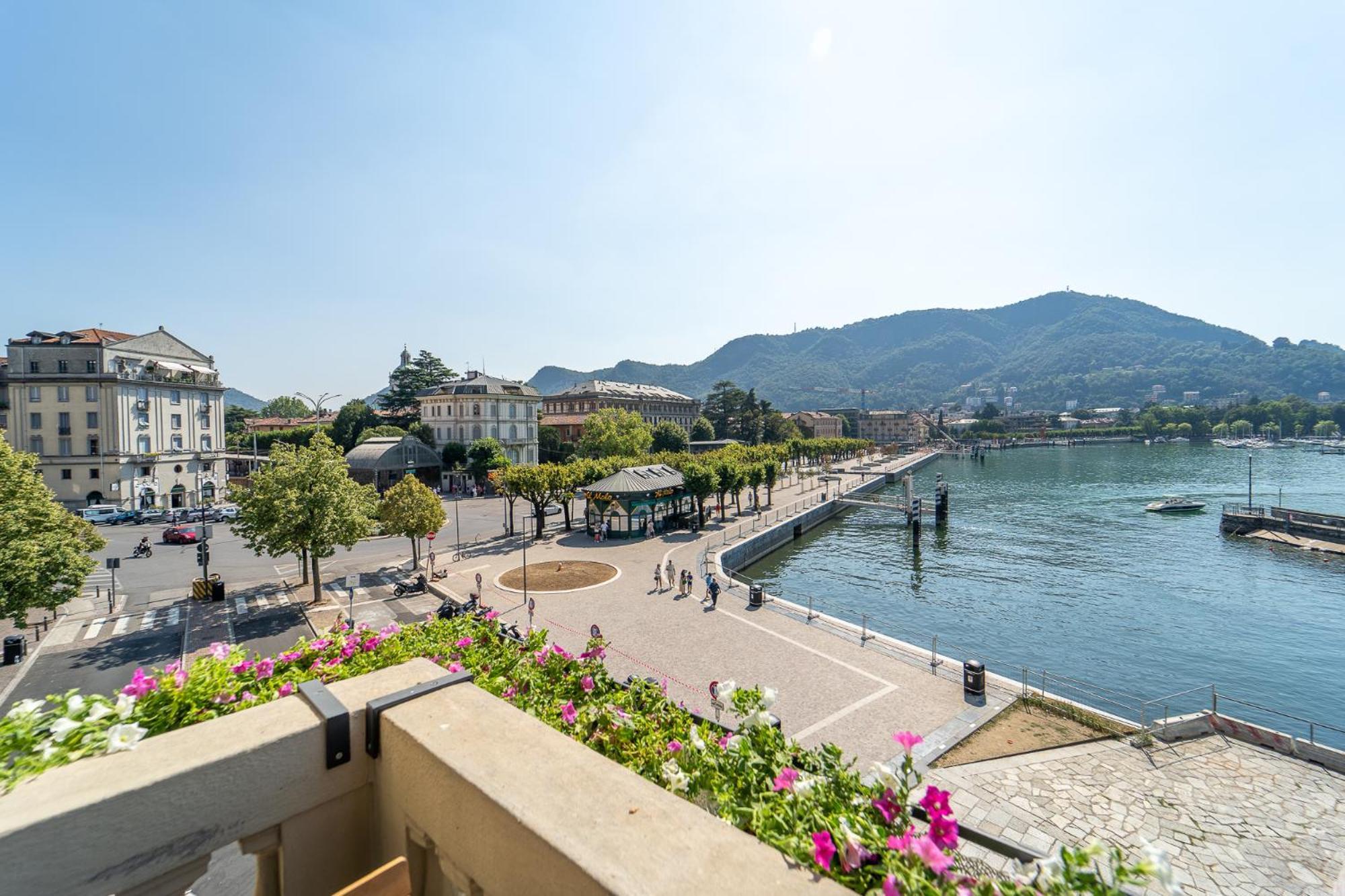 Appartamento Esclusivo Fronte Lago, In Centro A Como Con Garage エクステリア 写真